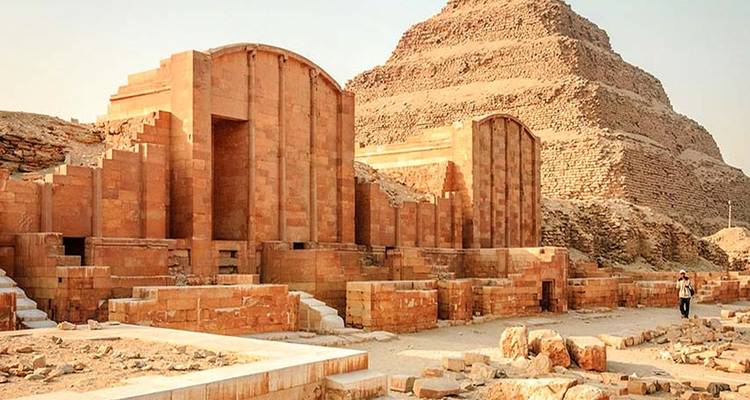 Stufenpyramide in Saqqara mit umliegenden Ruinen.