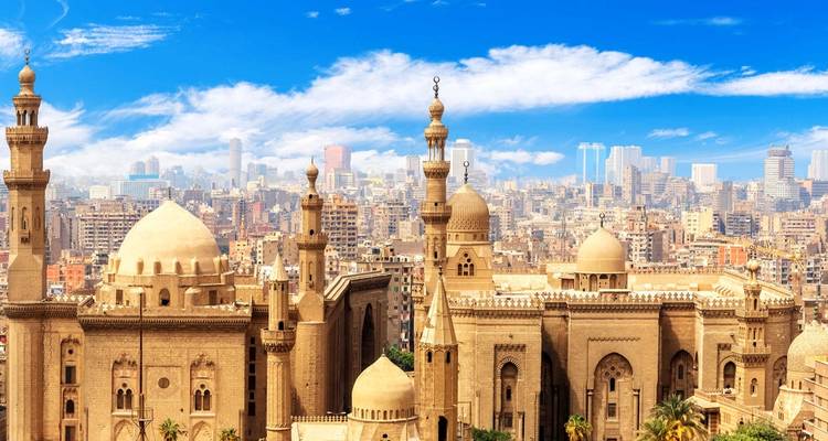 Panoramablick auf die Stadtlandschaft von Kairo mit Moscheen.