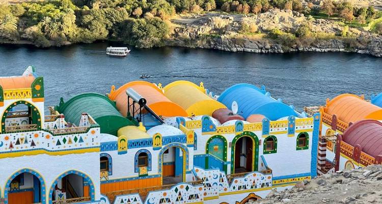 Bunte Gebäude mit Blick auf einen Fluss mit einem entfernten Boot.