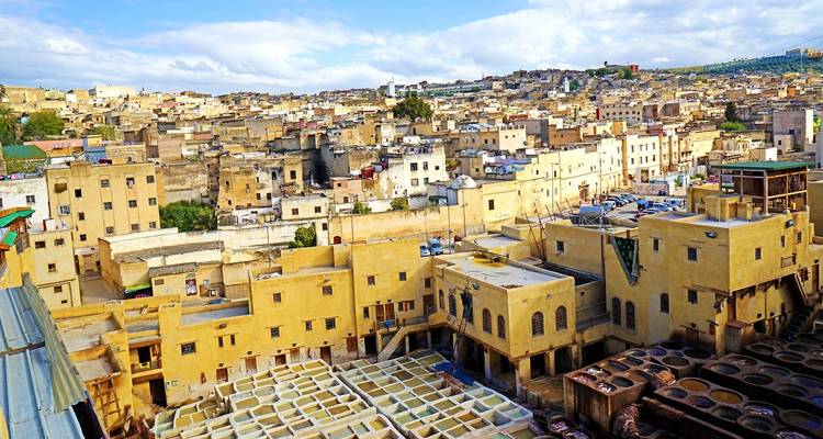 Panoramisch uitzicht over het stadslandschap met dicht opeengepakte gebouwen.