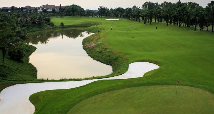 Golfplatz mit Sandbunker und Wasserspiel