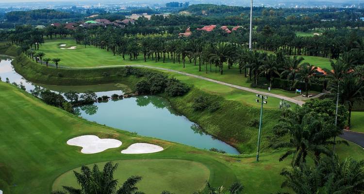 Golfplatz mit Palmen und einem Wasserhindernis