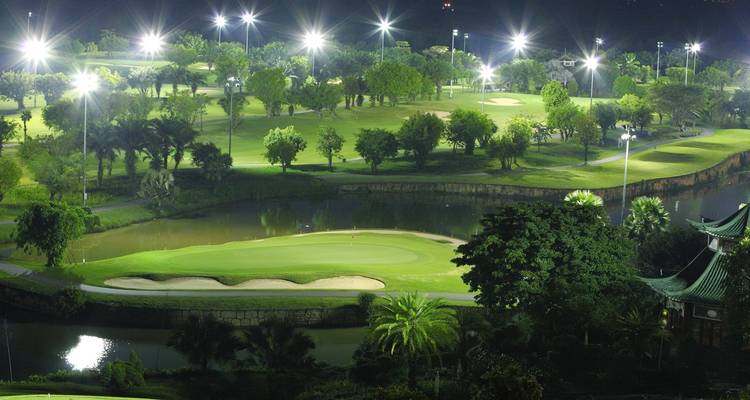 Nachtansicht eines Golfplatzes mit Kunstlicht