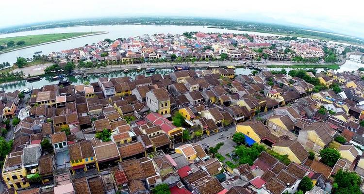 Luchtfoto van Hoi An met rivier en traditionele gebouwen.