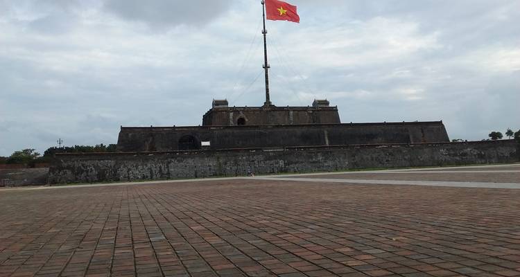 Vietnamese vesting met nationale vlag onder bewolkte hemel.