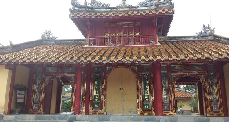 Sierlijke poort van een historische Vietnamese structuur met gedetailleerde gravures.