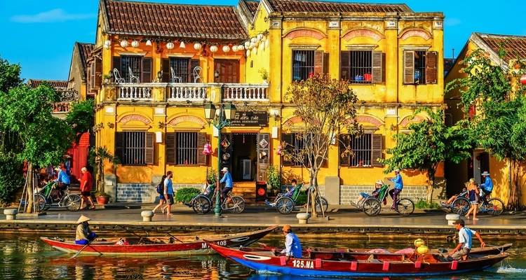 Malerischer Blick auf die Altstadt von Hoi An mit bunten Gebäuden und Booten.