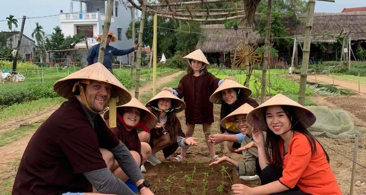 Gruppe von Personen, die an einer traditionellen landwirtschaftlichen Tätigkeit teilnimmt.