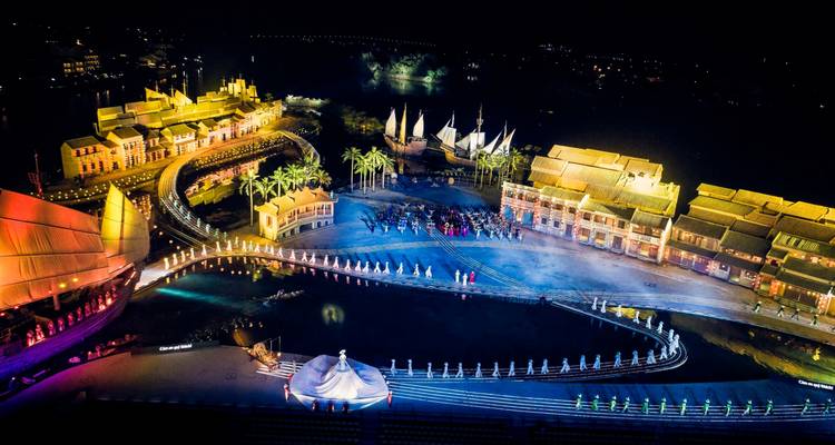 Luftaufnahme einer lebendigen Nachtmarkt-Show in Hoi An.