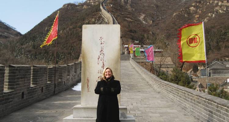 Persona parada en la Gran Muralla China.