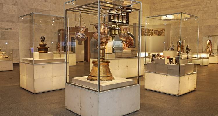 Museuminterieur dat historische artefacten in vitrines toont.
