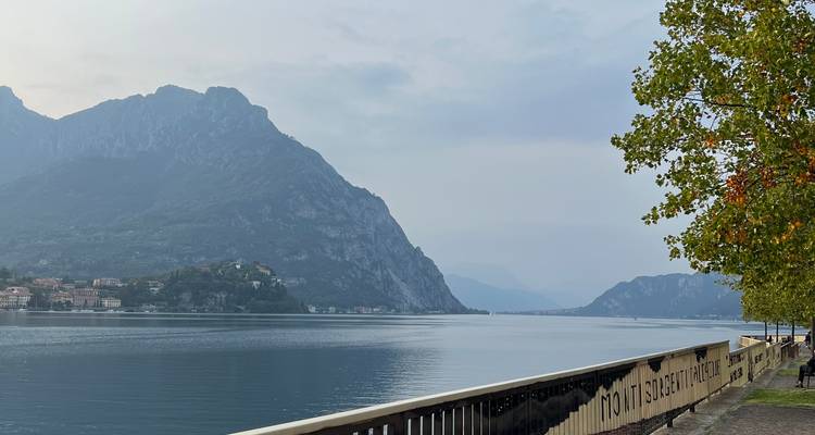 Lago con montañas al fondo.
