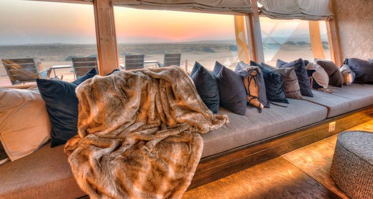 Luxuriöses Interieur mit weichen Decken und Wüstenblick.