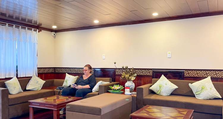 Persona relajándose dentro de una acogedora cabina de barco.