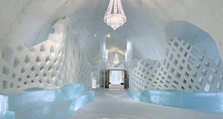 Plan intérieur d'un hôtel de glace avec des lustres.