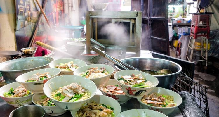 Dampende kommen noedelsoep op een straatmarkt