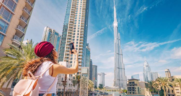 Ein Tourist, der ein Foto vom Burj Khalifa in Dubai macht.