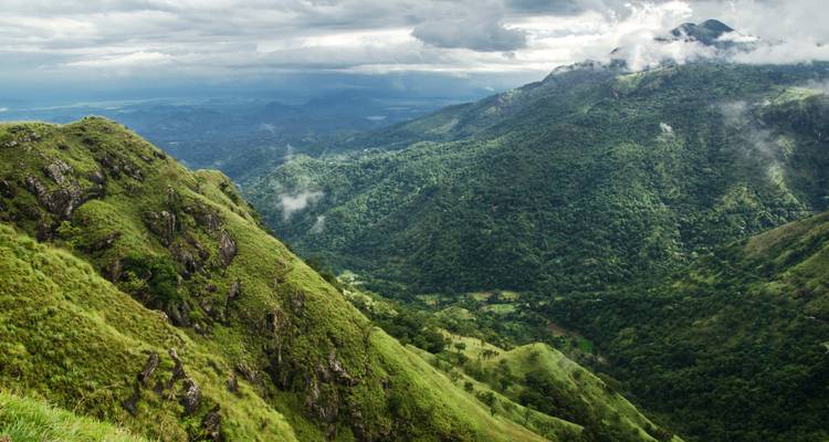 Malerischer Blick auf eine weite Berglandschaft mit Nebel.