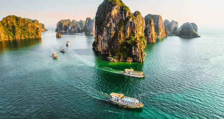 Boote, die durch die malerischen Gewässer der Halong-Bucht navigieren.