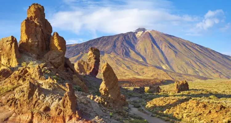 Formations rocheuses dans le parc national du Teide avec un volcan en arrière-plan.