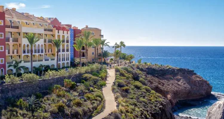 Resort de luxe sur une falaise surplombant l'océan.
