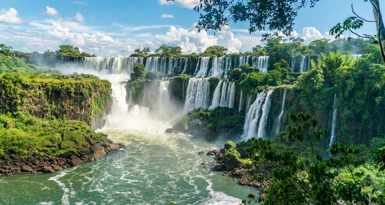 Atemberaubender Blick auf die Iguazú-Wasserfälle, umgeben von üppigem Grün.
