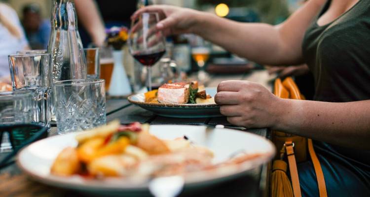 Close-up van een maaltijd bij een sociale bijeenkomst