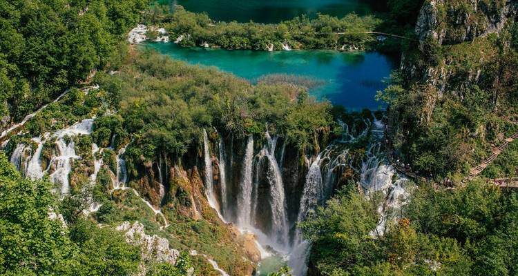 Luchtfoto van een levendige waterval en meer