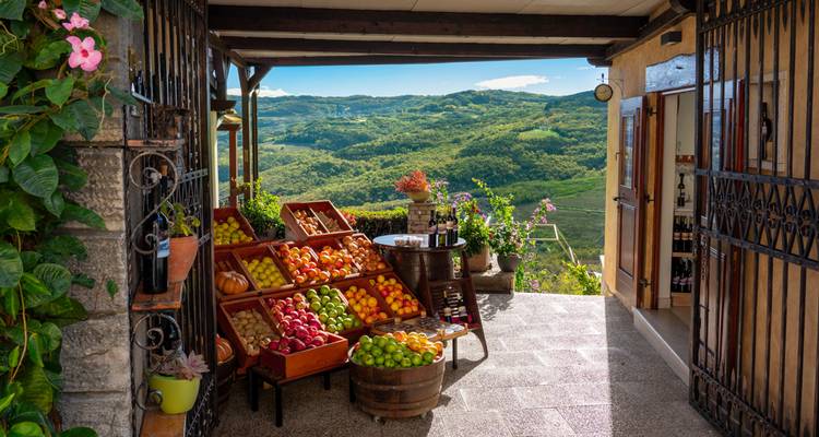 Puesto de frutas y verduras con vista panorámica