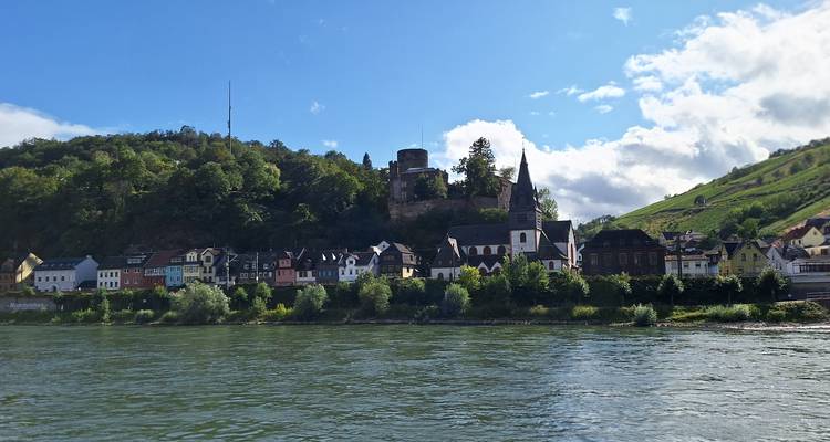Malerische Aussicht auf einen Fluss mit historischen Gebäuden entlang des Ufers.