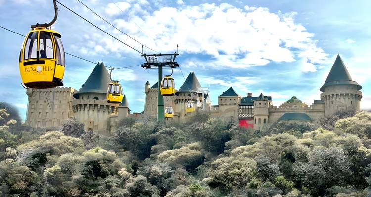 Téléphériques approchant d'un château à thème européen au milieu de la forêt.