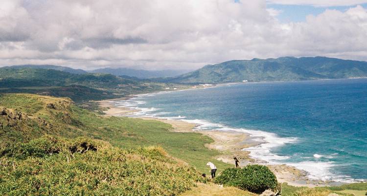 Küstenklippen mit üppigem Grün mit Blick auf den Ozean.