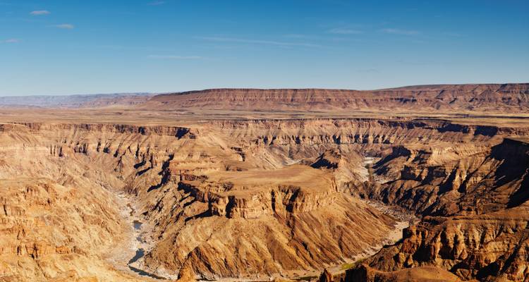Vista expansiva del Cañón del Río Fish con formaciones terrestres áridas.