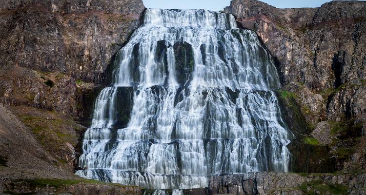 Der majestätische, mehrstufige Wasserfall Dynjandi stürzt über zerklüftete Basaltklippen hinab.