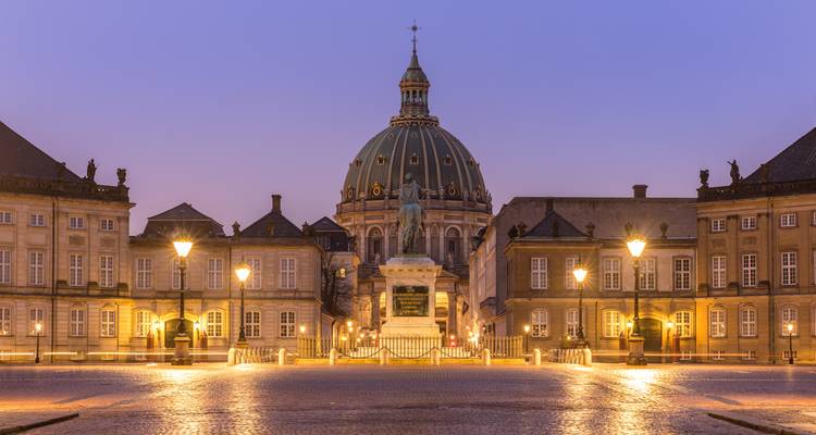 Iglesia de Mármol (Iglesia de Frederik) y Plaza Amalienborg suavemente iluminadas al amanecer en Copenhague.