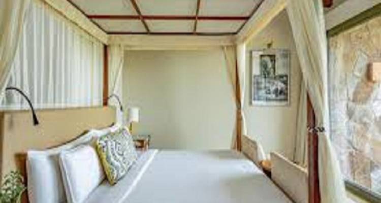 Inneres eines Hotelzimmers mit sanfter Beleuchtung.