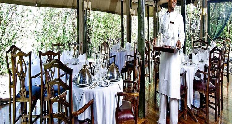 Elegante Tafeleinrichtung in einem Zelt-Safari-Camp.