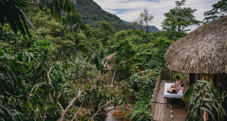 Stel dat ontspant op een balkon van een jungle retraite.