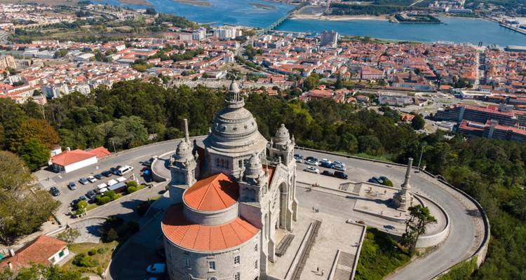 Vista aérea de la Basílica de Santa Lucía encaramada en la cima de una colina con vistas a Viana do Castelo y la desembocadura del río.
