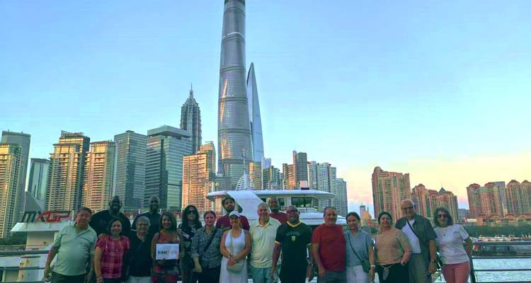 Gruppe von Menschen mit dem Shanghai Tower und der Stadtlandschaft im Hintergrund.