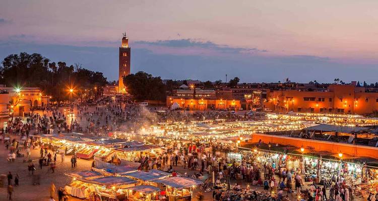 Nachtansicht eines lebhaften Marktes in Marrakesch.