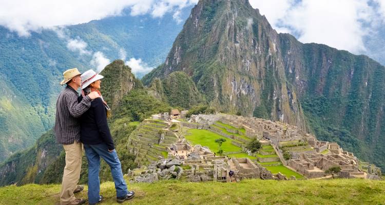 Stel omarmt elkaar met een schilderachtig uitzicht op Machu Picchu.