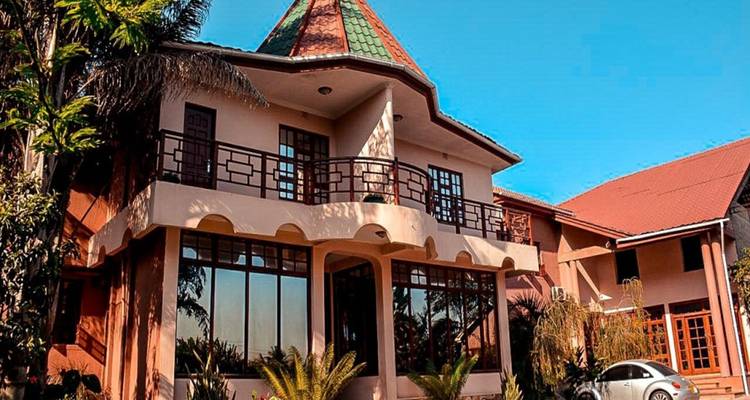 Hotel met een geparkeerde auto ervoor.