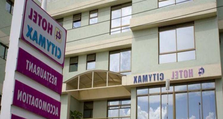 Hotel met borden voor het gebouw.