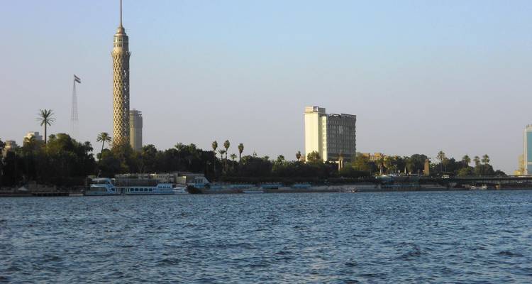 Vue depuis l'eau de la ligne d'horizon du Caire incluant la Tour du Caire et les bâtiments riverains le long du Nil.