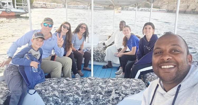 Grupo de personas en una excursión en barco.