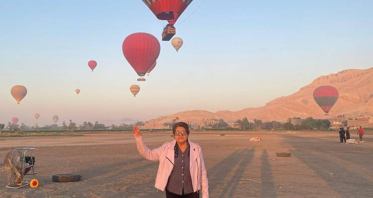 Globos aerostáticos con una persona posando.