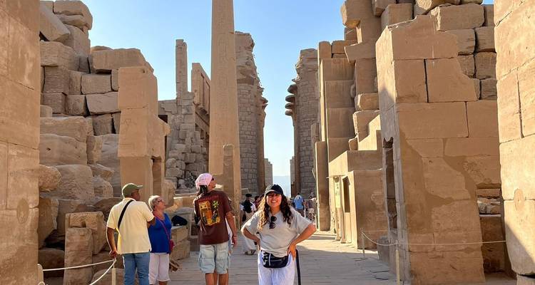 Turistas explorando ruinas antiguas.