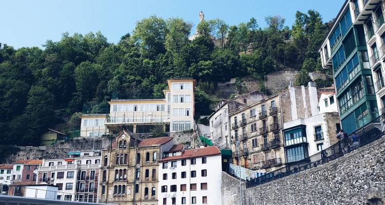Fila de edificios coloridos en una ladera.