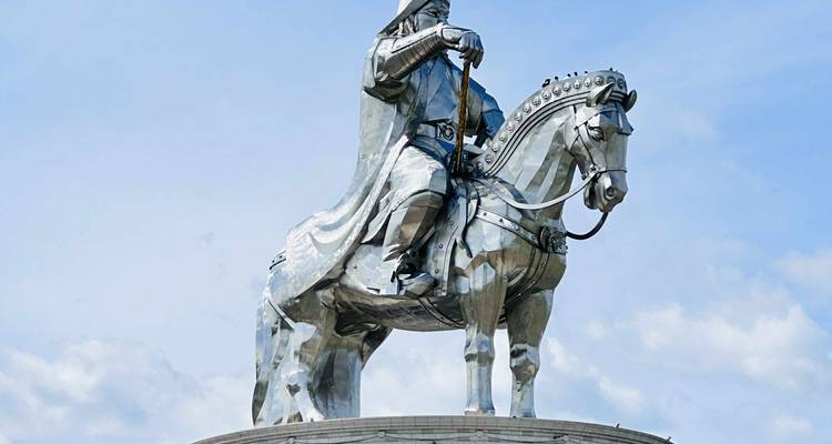 Große Reiterstatue vor blauem Himmel